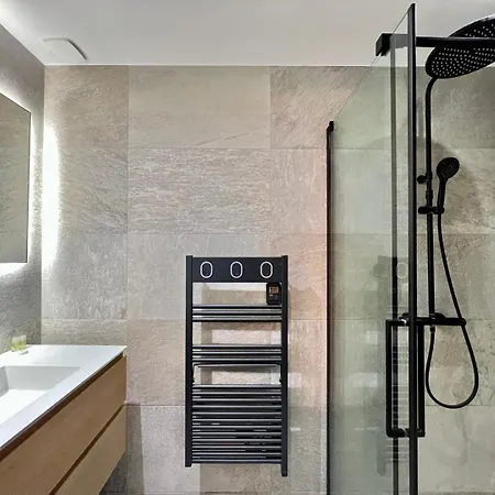 Skr - Rooftop Flat 6p סאן-לורן-דו-ואר