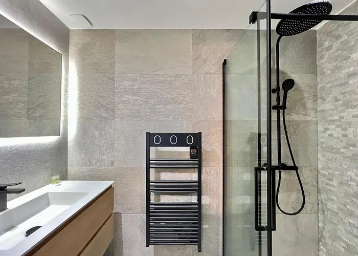 Skr - Rooftop Flat 6p סאן-לורן-דו-ואר